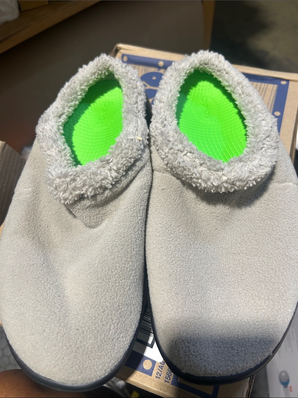NWOB Men’s 11 OOFOS Cozy Recovery Slip-On Fleece Shoes in Light Gray